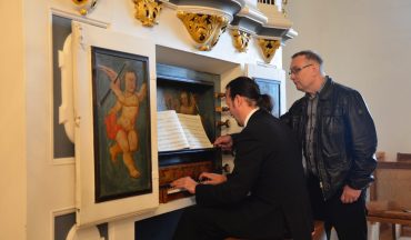 Matthias Grünert an der Orgel in Blintendorf – Kleine Orgeln sind immer wieder interessant.